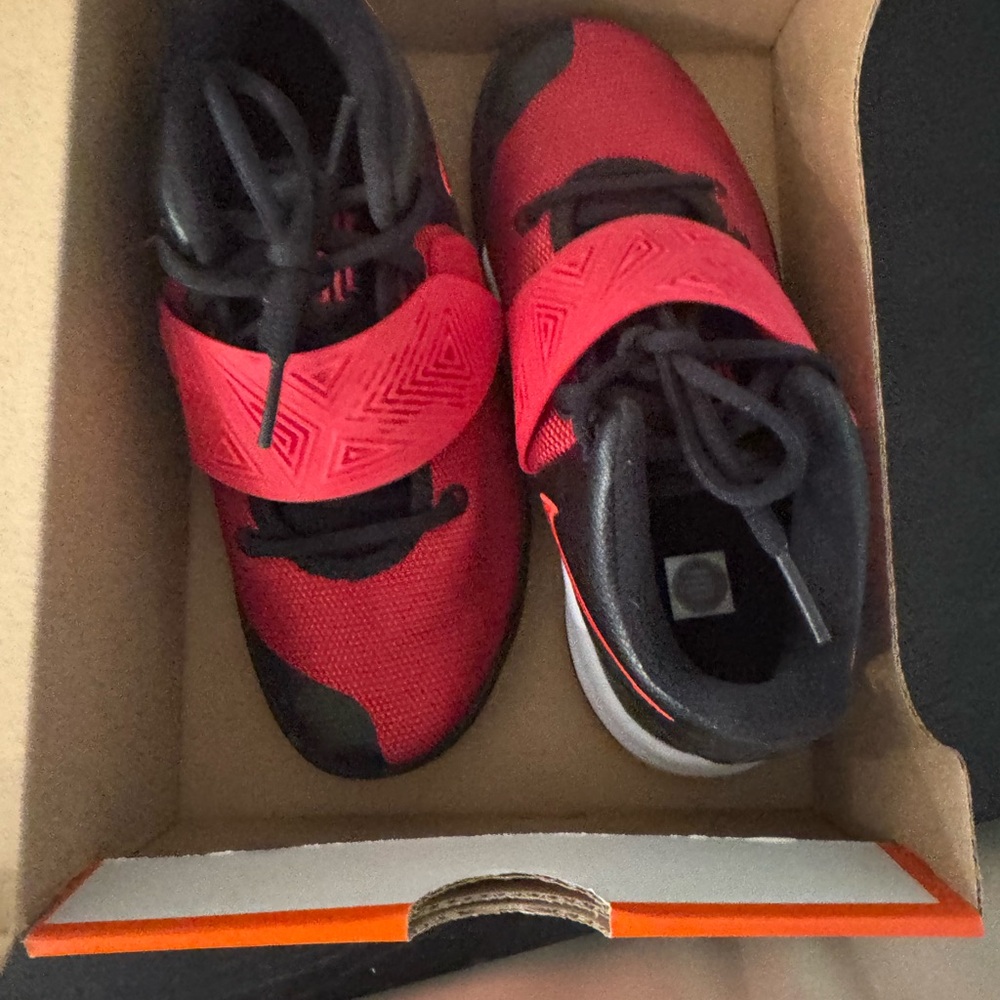 Nike Kyrie Flytrap III size 1.5